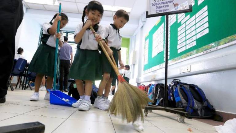 Japanski đaci sami čiste učionice